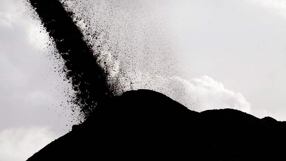 Kohle wird auf eine Halde geschüttet