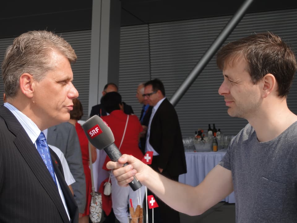 Regionaljournalreporter Mario Gutknecht im Interview SWISS-CEO Harry Hohmeister.