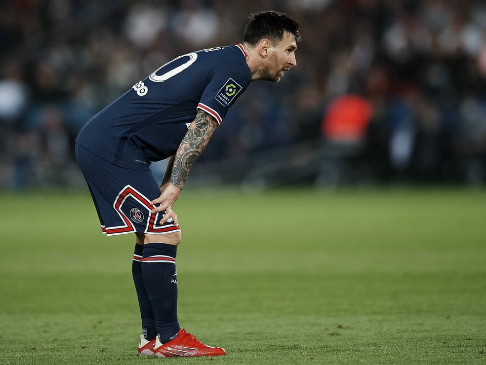 Lionel Messi in gebückter Haltung
