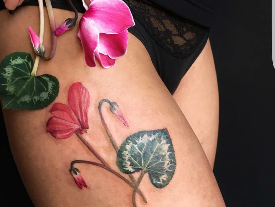 Blume und Tattoo
