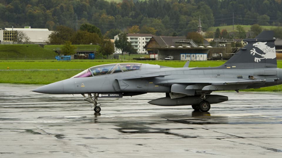 Ein Saab Gripen F auf der Airbase des Flugplatzes Emmen.