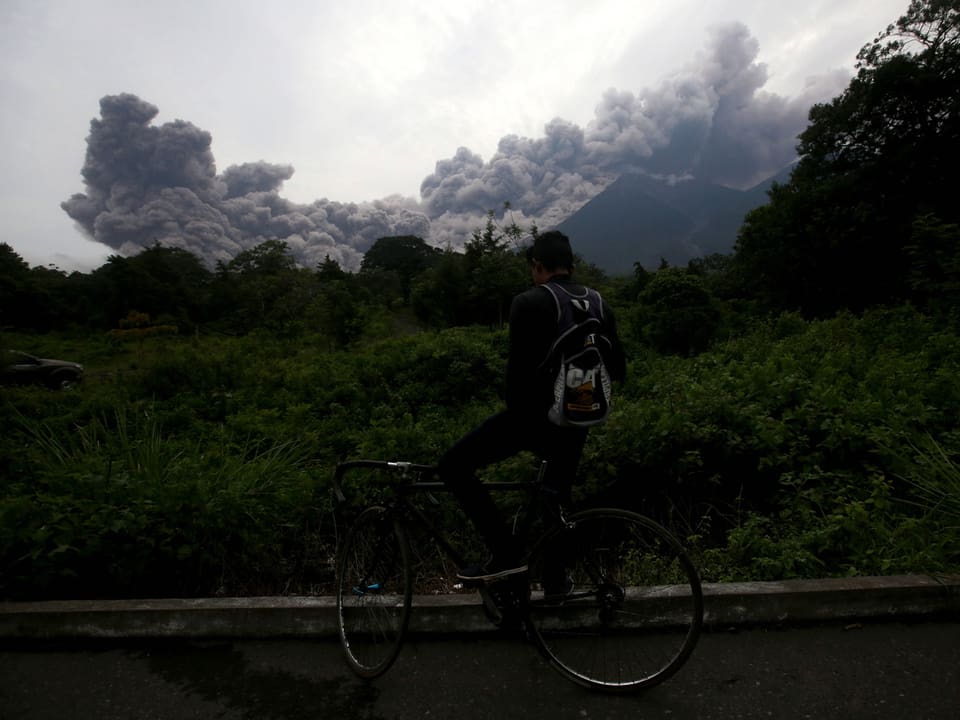 Die Rauchwolken des Volcán del Fuego stiegen bis zu sechs Kilometer hoch. 