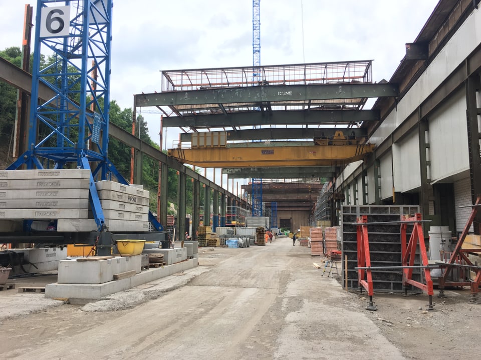 Blick auf eine Baustelle. Nur die Stahlträger der Stahlgiesserei sind noch zu sehen.