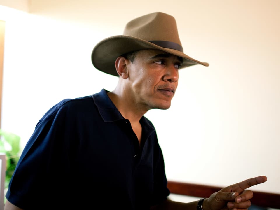 Barack Obama trägt einen Cowboyhut und verzieht lässig das Gesicht. 