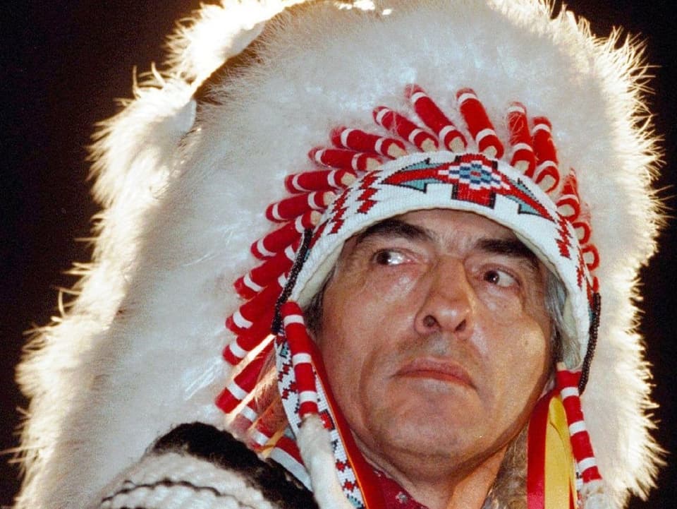 Stammesführer und Indianer Phil Fontaine mit Kopfschmuck.