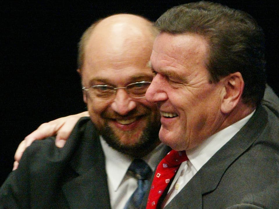 Martin Schulz (links) und Gerhard Schröder (rechts) umarmen sich. 