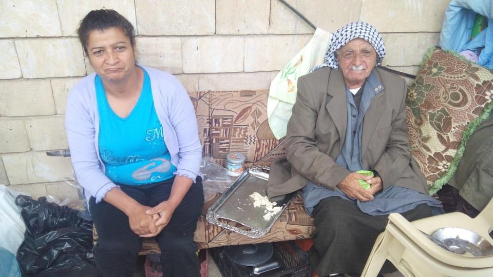  Karama und ihr Vater Marcus, vertrieben von ISIS, mit dem wenigen, das ihnen bliebt, unter dem Vordach einer Kirche in der kurdischen Hauptstadt.