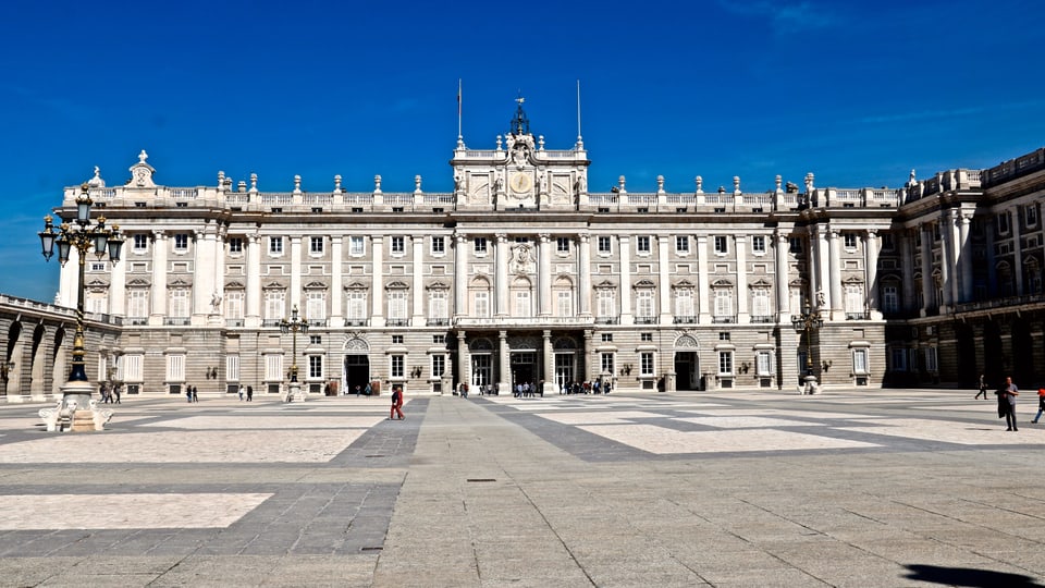 Königspalast in Madrid vor stahlblauem Himmel.