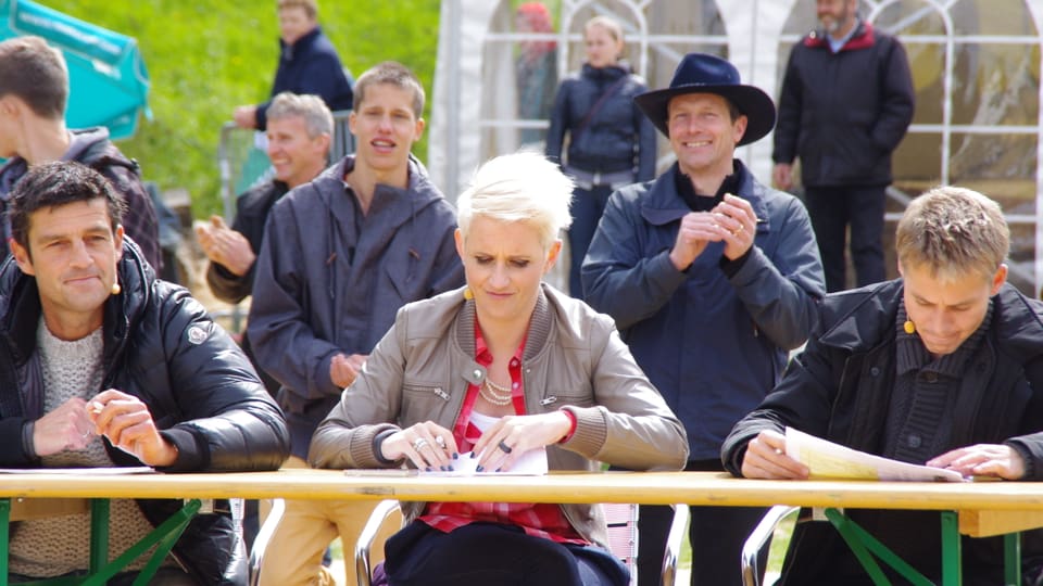 Roman Kilchsperger, Steffi Buchli und Reto Scherrer sitzen an einem Tisch