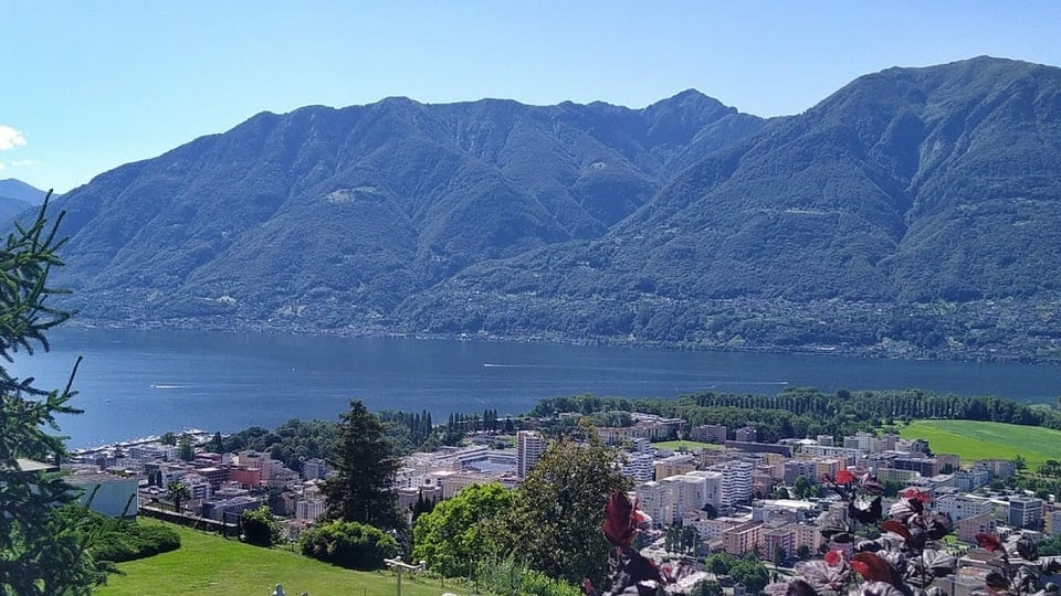Blick von Locarno-Monti auf den Lago Maggiore.