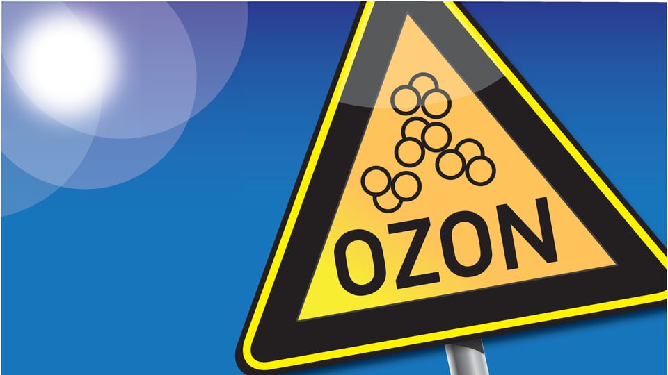 Ein Warnschild mit der Beschriftung Ozon.