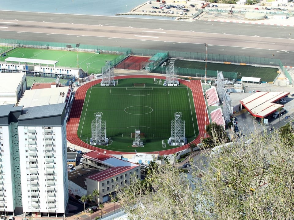 Victoria Stadium in Gibraltar vom Affenfelsen aus