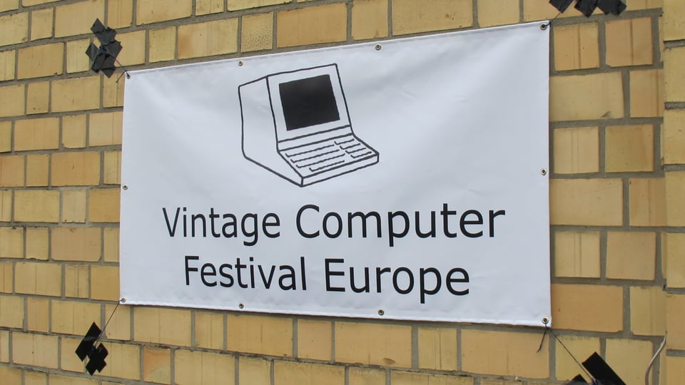 Ein grosses Banner weist darauf hin: Hier findet das erste Vintage Computer Festival der Schweiz statt.