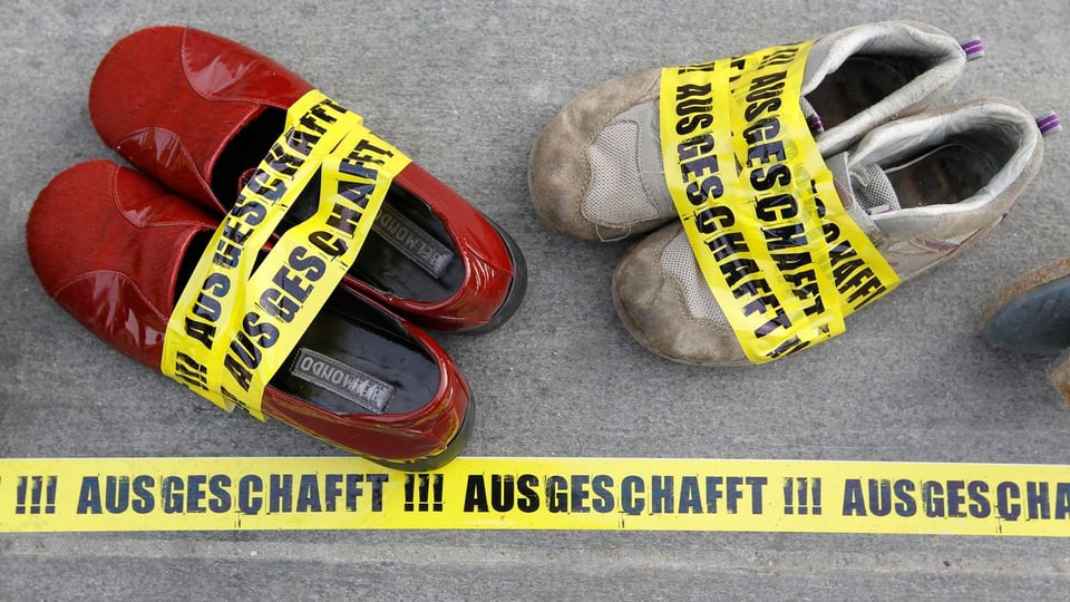 Schuhe mit Aufkleber "Ausgeschafft"