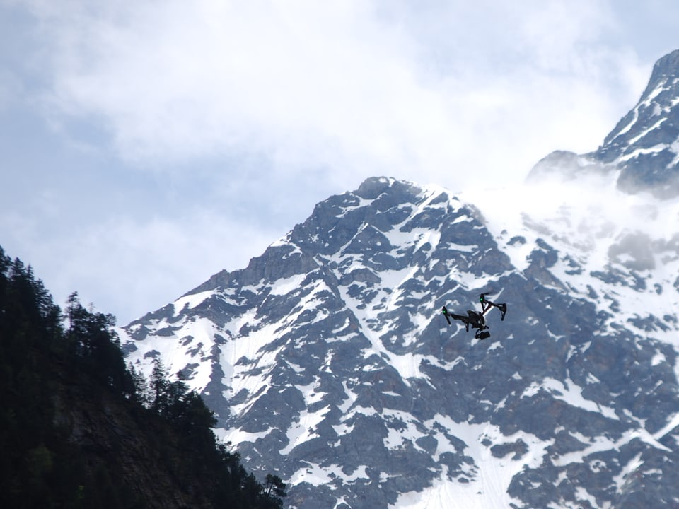 Drohne vor schneebedecktem Berg. 