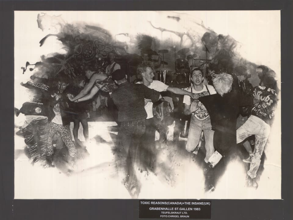 Eine Gruppe Tanzender in der alten Grabenhalle. 