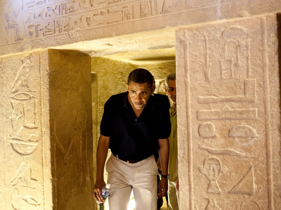 Barack Obama durchschreitet während seinem Ägypten-Besuch 2009 einen Pyramiden-Eingang. 