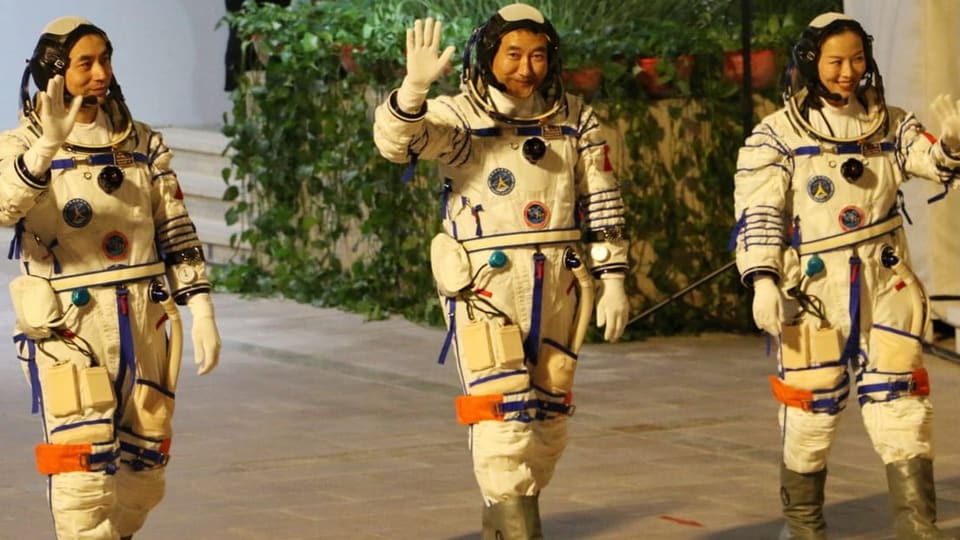 Chinesische Astronauten winken.