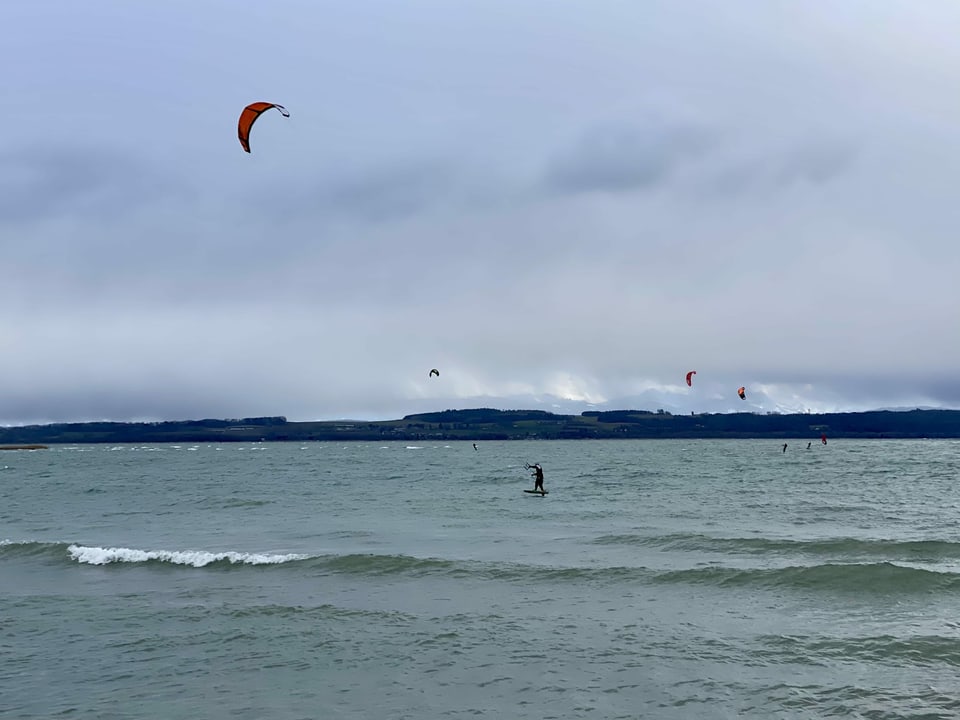 Kitesrufer auf Wasser