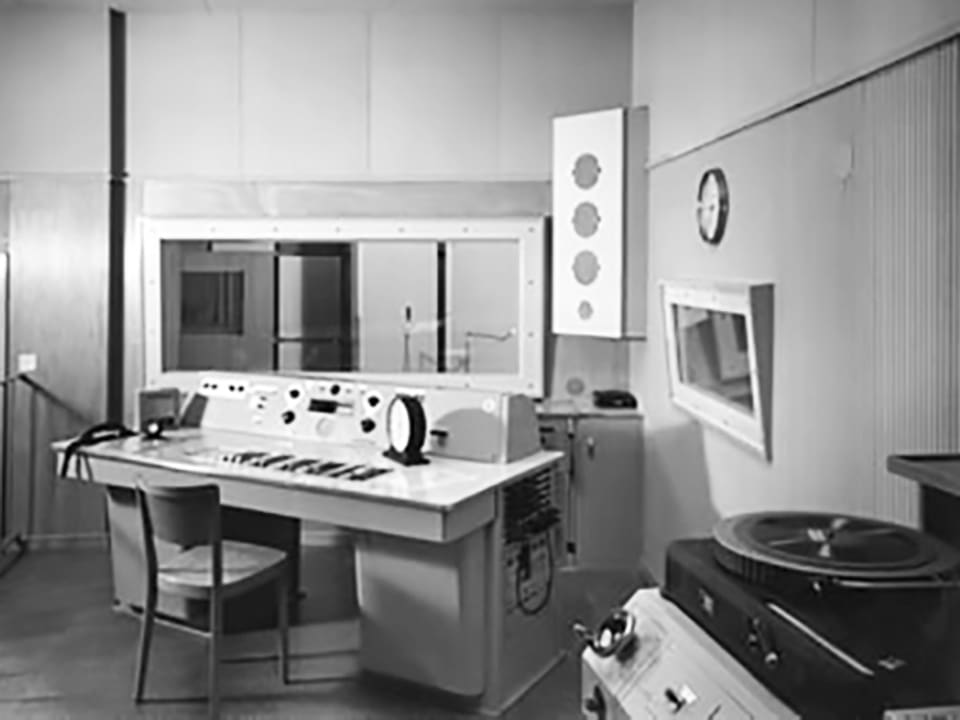 Schwarzweiss-Fotografie eines alten Radiostudios.