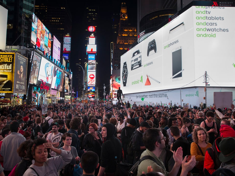 Tausende Protestierende auf dem New Yorker Times Square