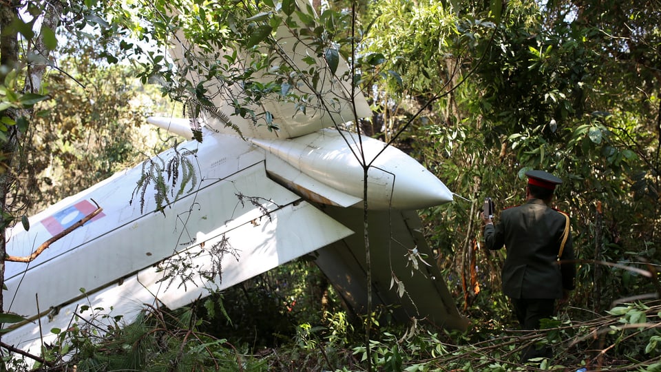 Türmmerteil des Flugzeugs im Dschungel von Laos