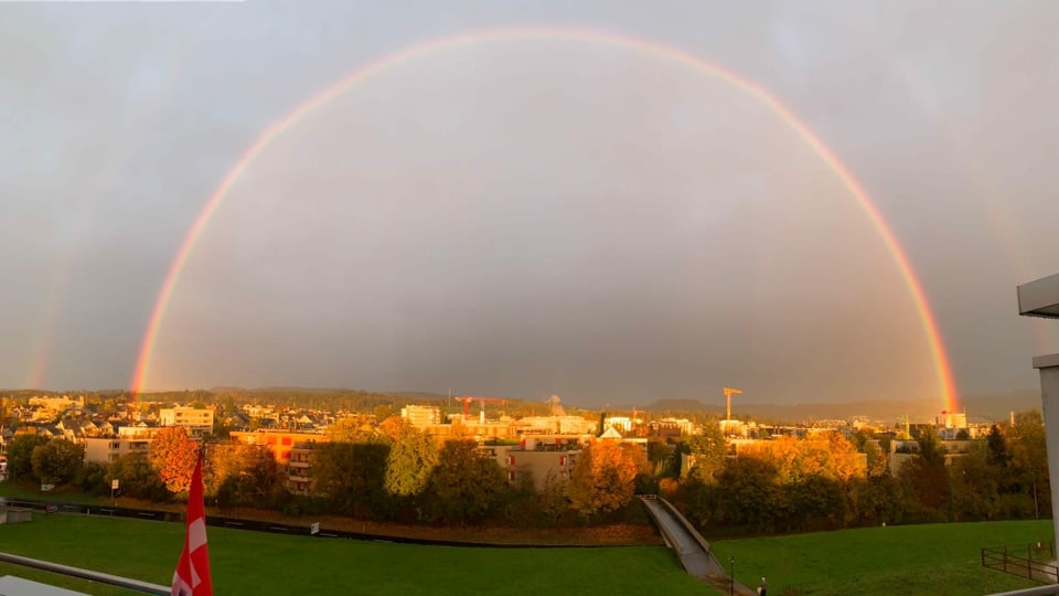 Die Sonne schien in die Regenwolken und sorgte in Steinhausen für einen farbigen Regenbogen.