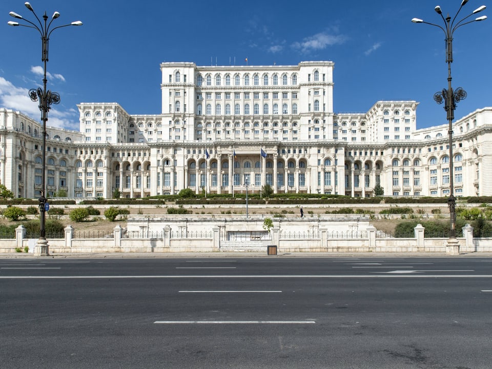 Der rumänische Parlamentspalast in einer Frontaufnahme.