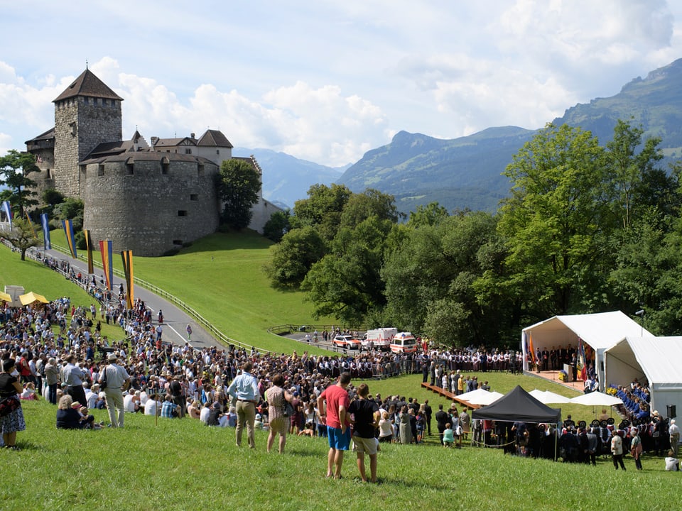 Leute auf der Schlosswiese in Vaduz.