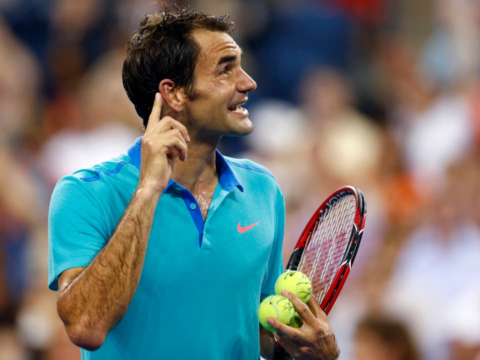 Federer mit dem Finger hinter dem Ohr