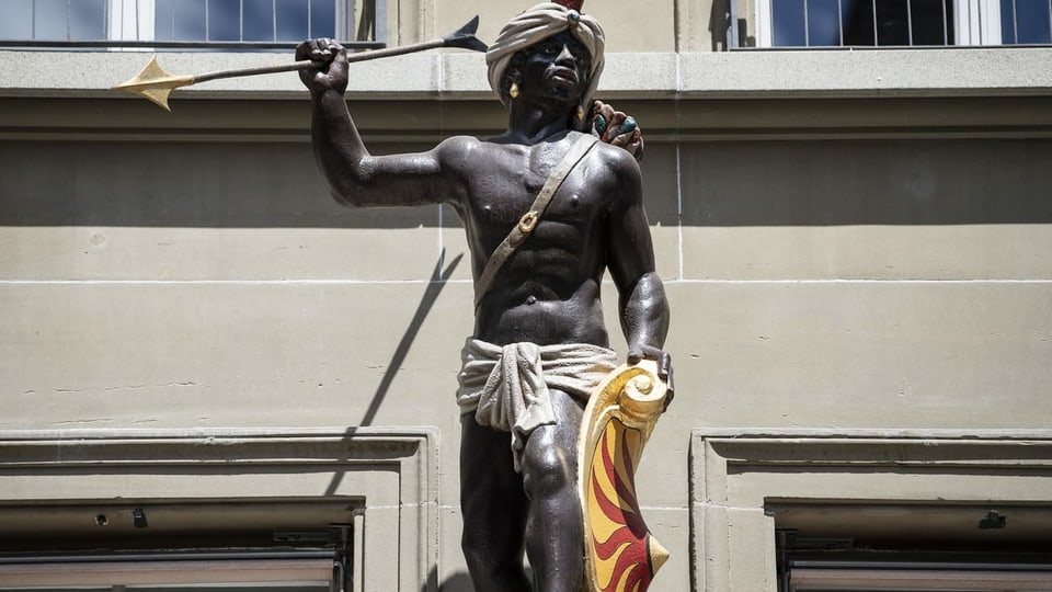 Die Statue eines kriegerischen schwarzen Königs wurde mittlerweile verhüllt.