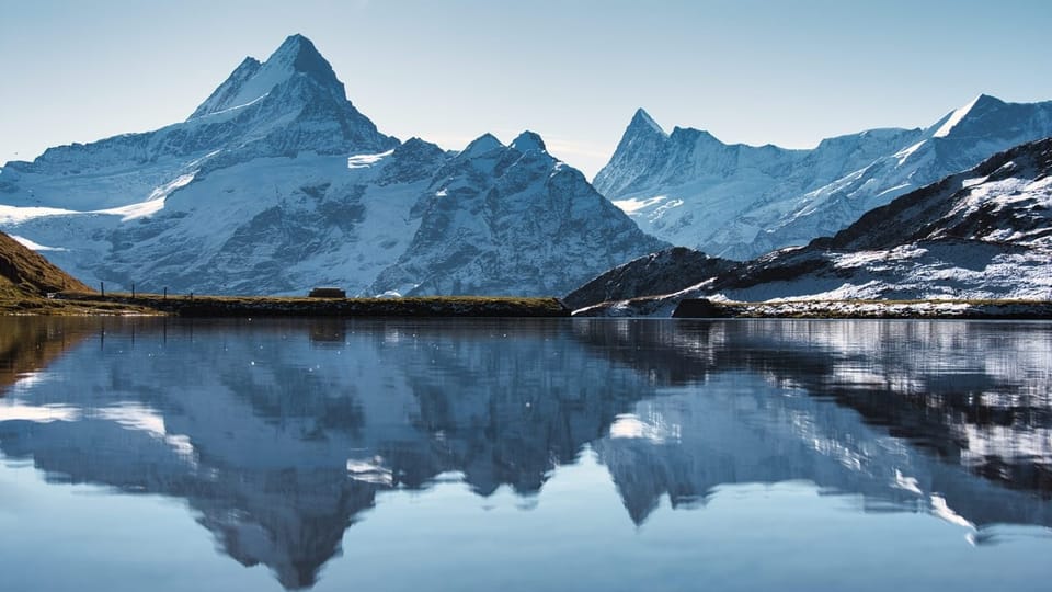 Berge Spiegeln sich im Wasser