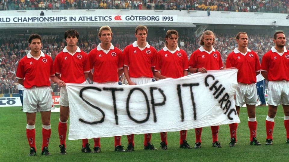 6. September 1995 in Göteborg, Schweden: Die Schweizer Nati zeigt ein Protest-Transparent.
