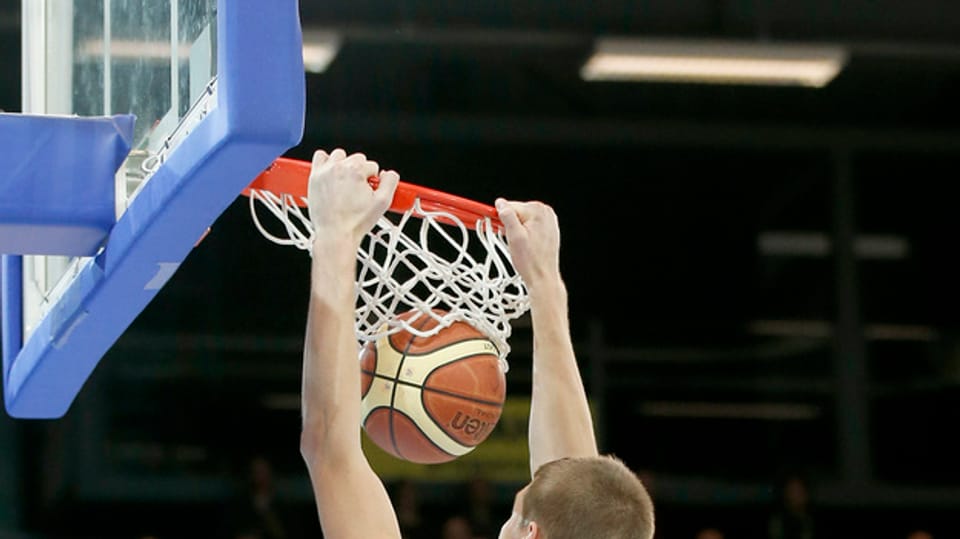 Basketballkorb mit Ball und Händen. 