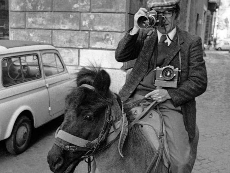Auch in Italien: Fotograf der Agentur AP reitet auf einem Pony durch die Innenstadt von Rom. 2. Dezember 1973.