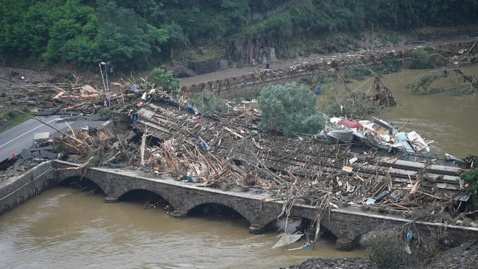 Diese Brücke nach Altenahr ist durch Schutt und eine Eisenbahnbrücke versperrt. 