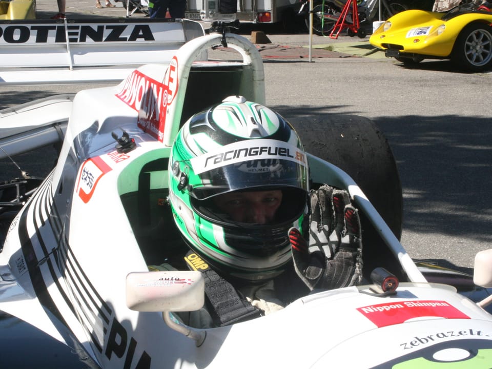 Simon Hugentobler im Cockpit seines Autos