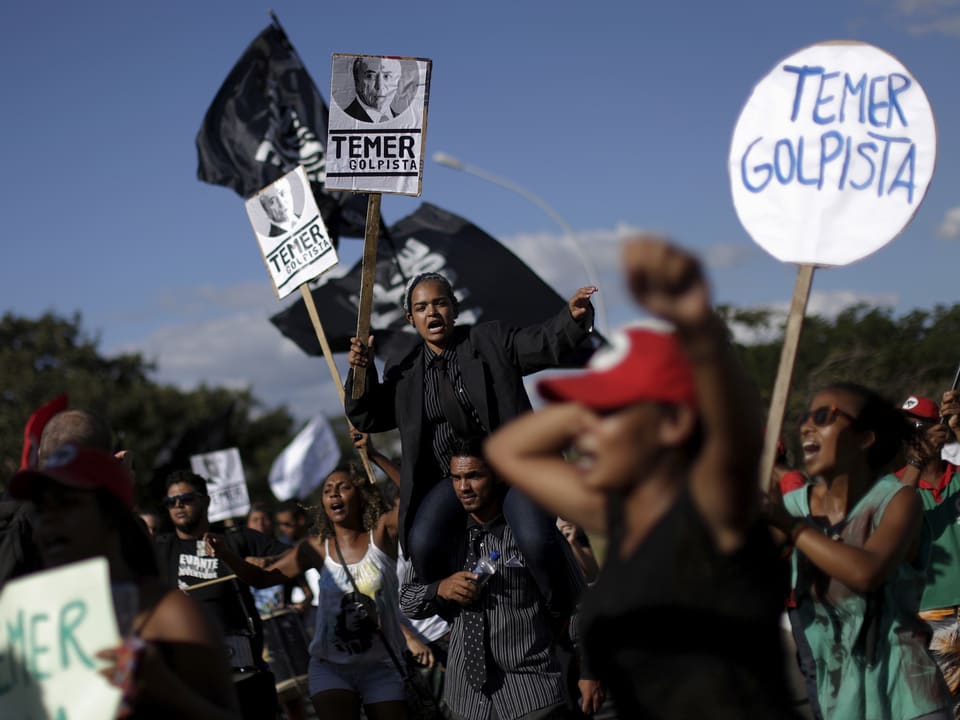 Demonstranten halten Schilder in die Höhe. Temer = Golpista (Putschist) steht darauf. 