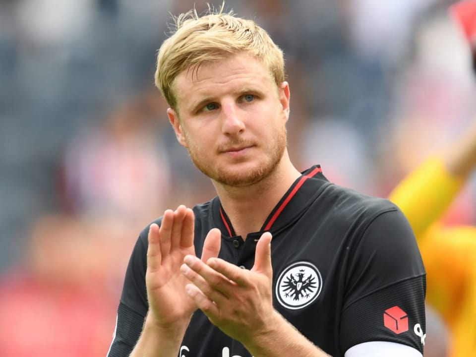 Zieht einen Schlussstrich Hinteregger im Eintracht-Shirt