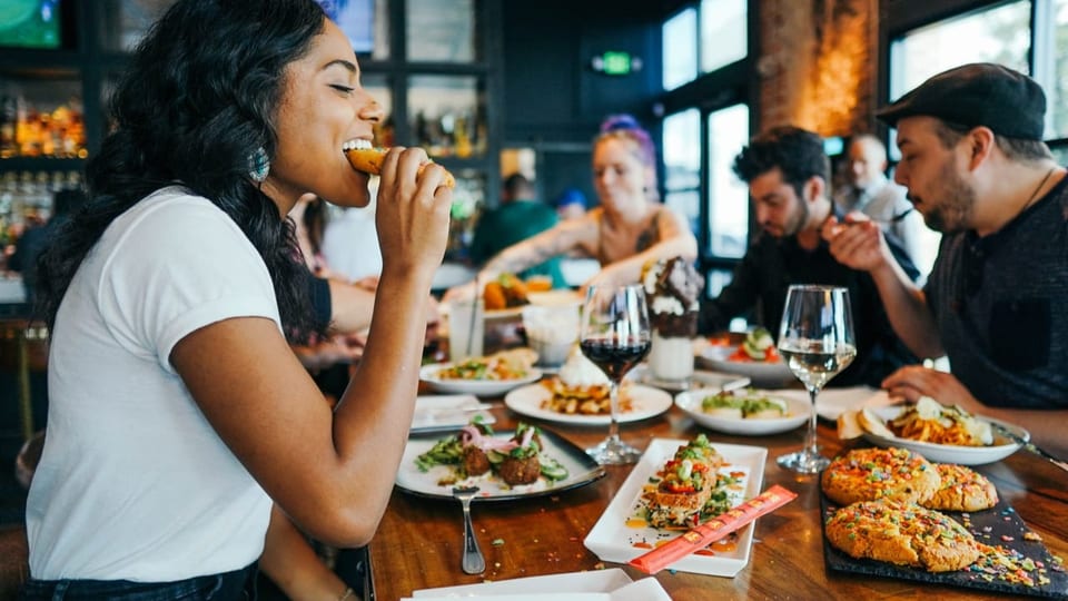 Wie hält man die Arme beim Essen?