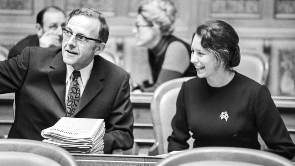 Eine Frau und ein Mann 1971 auf einem Schwarz-weiss-Bild im Nationalrat.