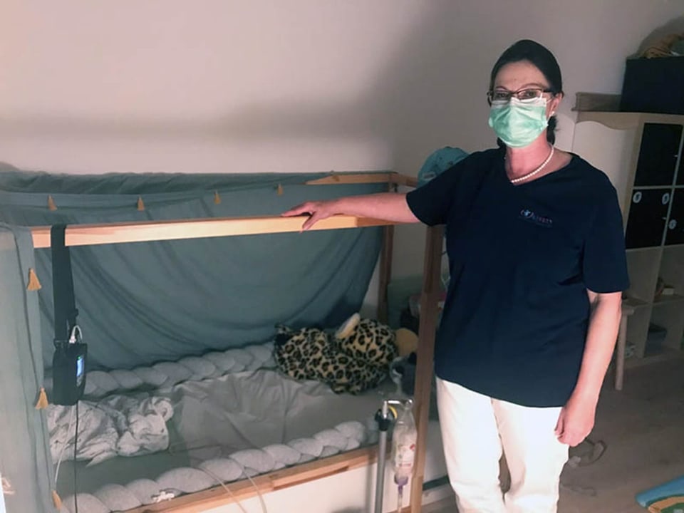 Kinderspitex-Frau nachts am Bett eines kleinen Patienten