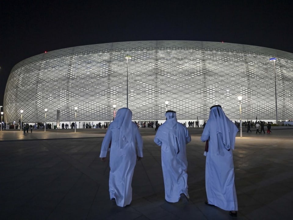 Scheichs vor einem Stadion in Katar