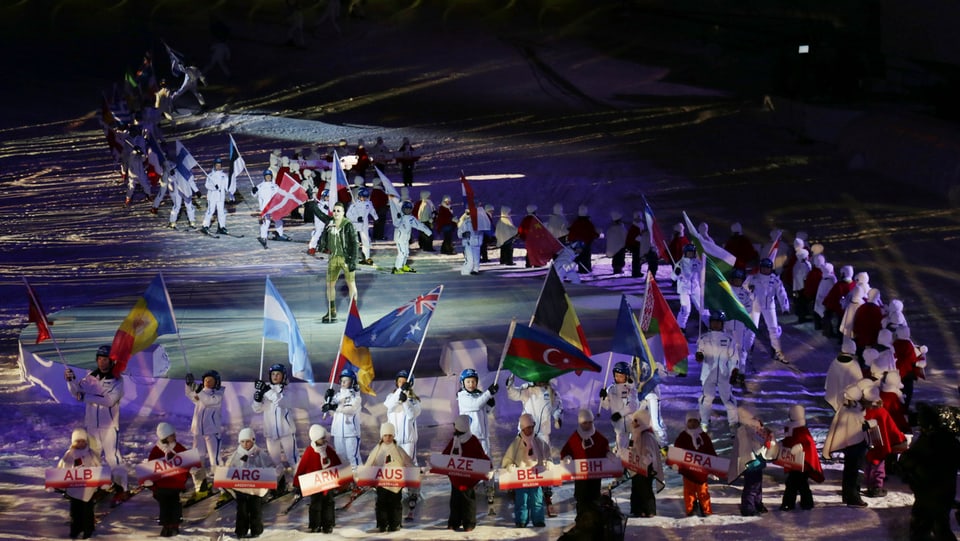 Kinder beim Einmarsch mit den Landesflaggen aller teilnehmenden Nationen an der Ski-WM.