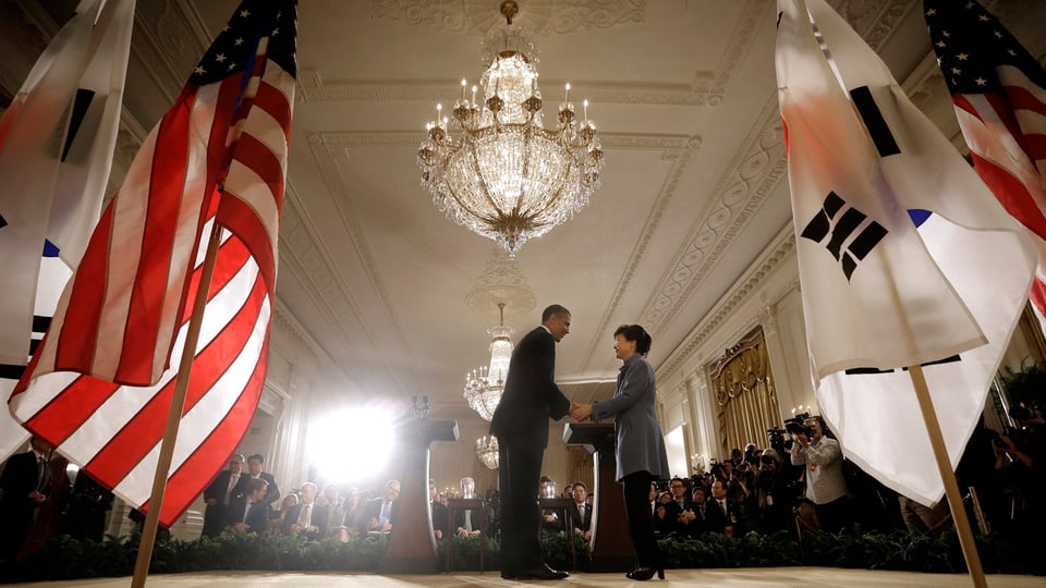 US-Präsident Barack Obama und Südkoreas Präsidentin Geun-Hye Park schütteln sich die Hände.