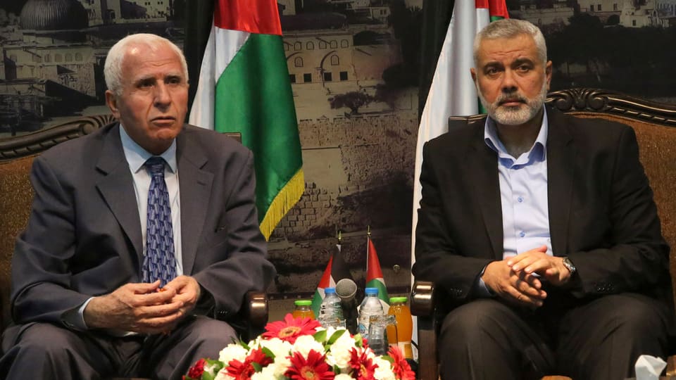 Die Gesandten von Hamas und Fatah im Anzug bei der Medienkonferenz.