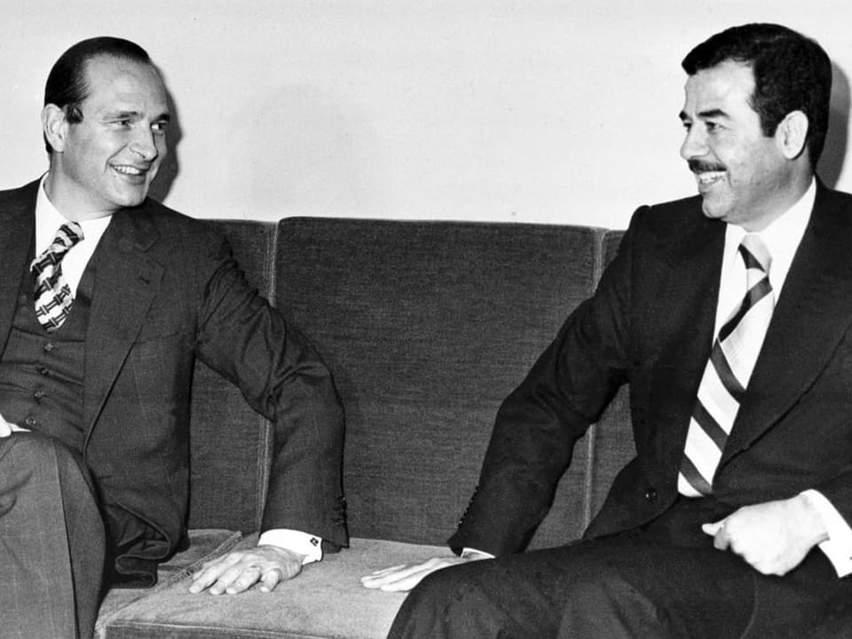 Hussein und Chirac zusammen auf einem Sofa.