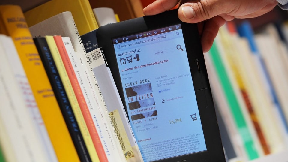 Ein E-Book Reader in einem Bücherregal.