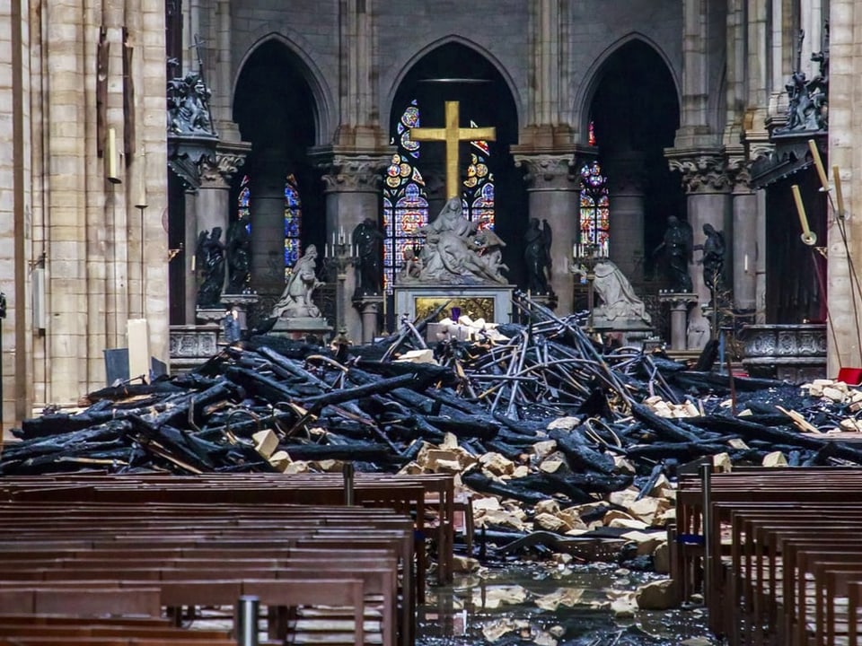Trümmer liegen auf dem Boden im Kirchenschiff der Notre-Dame.