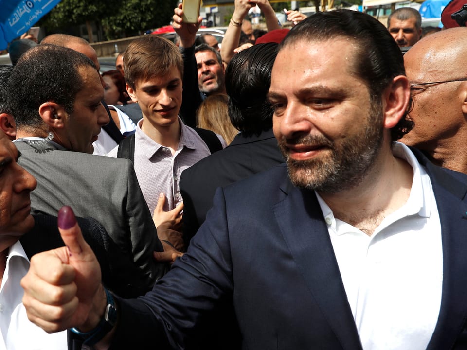 Hariri zeigt seinen gekennzeichneten Finger.